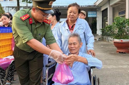 Lan tỏa yêu thương từ những suất ăn nghĩa tình cho bệnh nhân nghèo