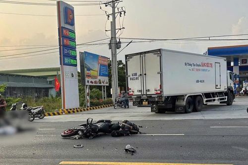 Xe máy va ô tô tải đang rẽ vào cây xăng, 1 người chết, 1 người phải cấp cứu