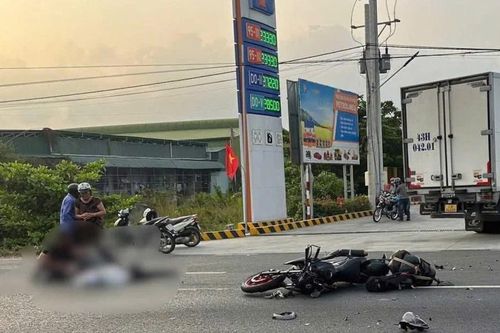 Xe máy tông xe tải ở Lâm Đồng, 2 người thương vong