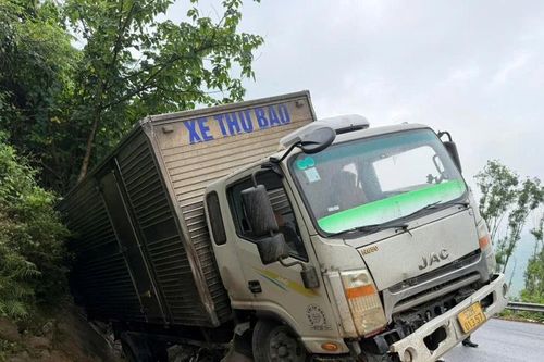 Mất lái khi đổ đèo, xe thư báo tông xe máy khiến 2 người thương vong