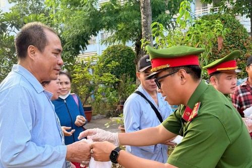 Tuổi trẻ Công an An Giang trao hàng trăm suất ăn nghĩa tình