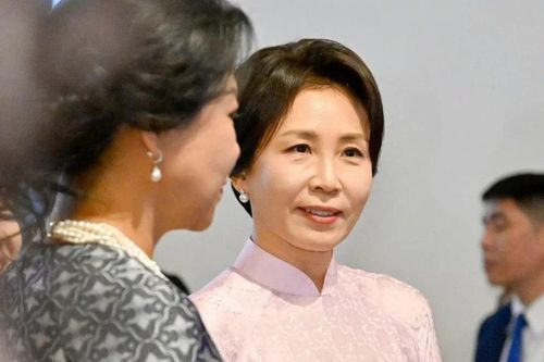 Chiếc áo dài Phu nhân Tổng thống Hàn Quốc mặc và lời đặt hàng đặc biệt