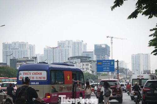 Rời phố nghỉ lễ: Xe khách dừng đón dọc đường sai quy định