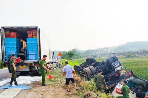Xe chở hơn 3 tấn tôm lật xuống ruộng