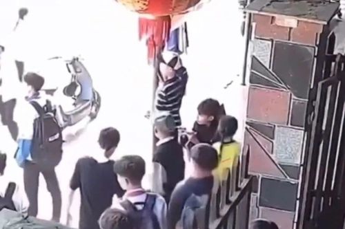 Nam sinh lớp 8 ở Đắk Lắk bị xịt hơi cay trước cổng trường