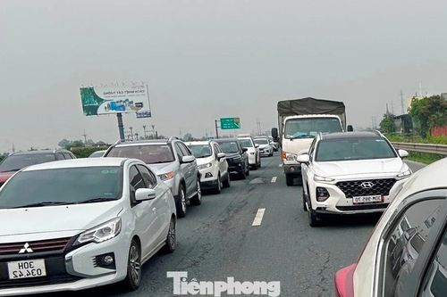 Cao tốc 'đóng – mở' để phân luồng dòng xe cuồn cuộn ngày đầu nghỉ lễ