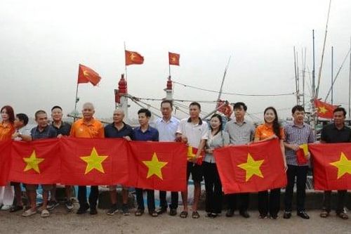 Quỹ 'Kết nối yêu thương – lan tỏa nhân ái' trao hơn 2.600 cờ tổ quốc tại Thanh Hóa
