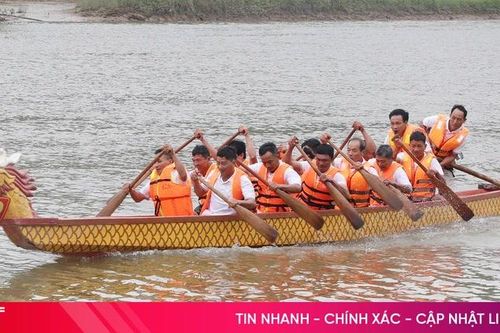 Sôi nổi đua thuyền trên sông Ngàn Phố
