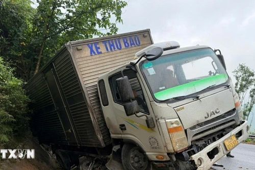 Đắk Lắk: Xe tải đổ đèo mất lái va chạm với xe môtô khiến hai người thương vong