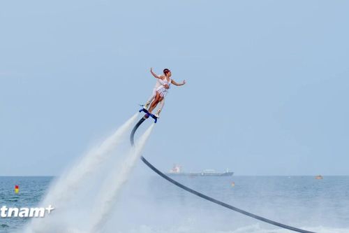 Mãn nhãn với màn trình diễn flyboard ngày khai mạc Mùa Du lịch Biển Đà Nẵng 2026