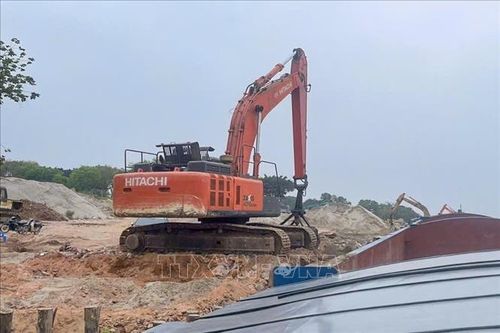 Xử lý phương tiện chở cát không rõ nguồn gốc trên sông Hồng