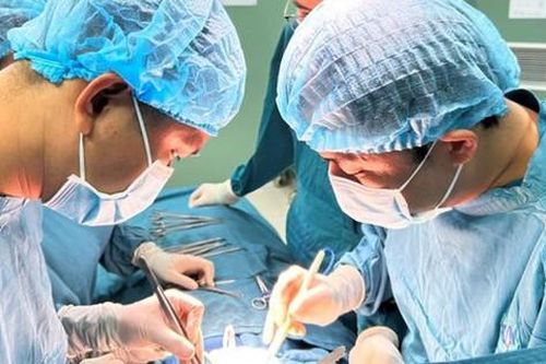Bé gái 7 tuổi mệt mỏi, da xanh: Biết sự thật gia đình không khỏi rùng mình
