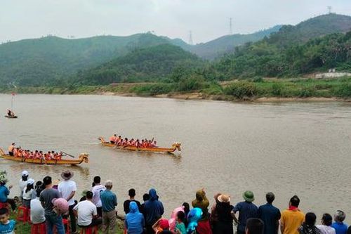 Tưng bừng lễ hội đua thuyền trên sông Ngàn Phố