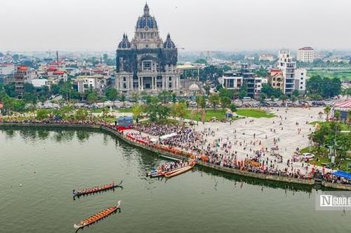 Hàng nghìn người reo hò, cổ vũ giải bơi thuyền dịp Giỗ Tổ