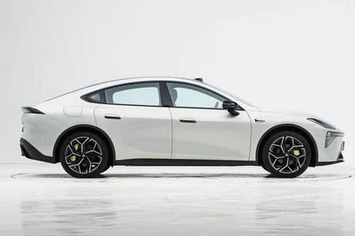 Xe sedan hạng D mạnh 272 mã lực, trang bị tiên tiến, giá chưa tới 500 triệu đồng