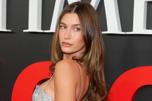 Hailey Bieber diện váy ren ánh kim quyến rũ