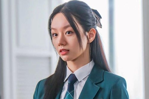 Nữ diễn viên Lee Hyeri gây sốt vì loạt hành động 'ghi điểm tuyệt đối' với nhân viên