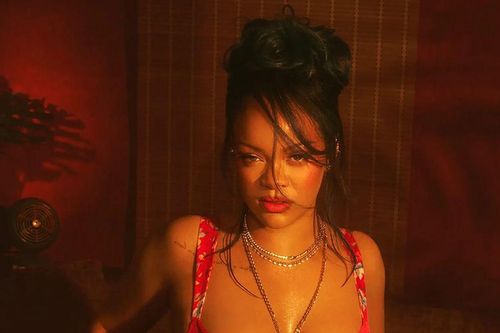 Rihanna 'đốt mắt' với loạt ảnh táo bạo, hé lộ tín hiệu trở lại sau gần 10 năm