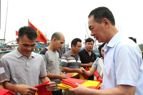 Trao tặng cờ Tổ quốc cho ngư dân Sầm Sơn, lan tỏa tinh thần yêu nước