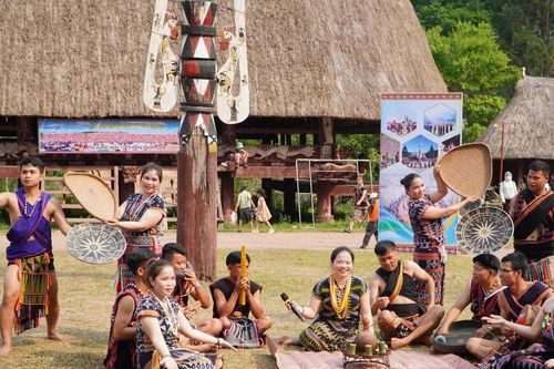 Nuôi dưỡng tình yêu văn hóa Cơ Tu từ trường học