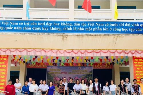 Trao tặng 38 xe đạp và học bổng cho học sinh Trường THPT Quang Trung - Đông Giang