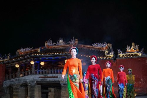 Rực rỡ chương trình nghệ thuật 'Hội An - Sắc màu của lụa'