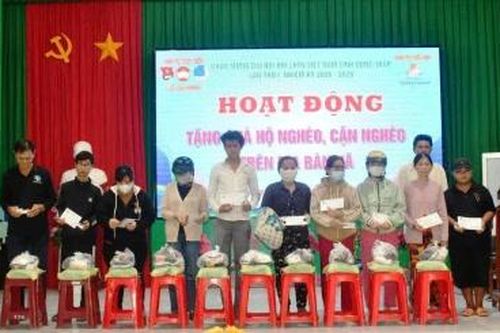 Xã Tân Dương: Trao tặng 200 phần quà cho hộ nghèo, cận nghèo