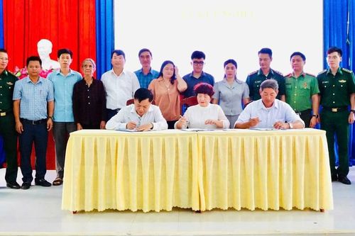 UBND xã Ia Púch và Công ty Quang Đức kết nghĩa với làng Goòng