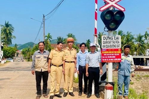 Gắn biển tuyên truyền, siết chặt xử lý vi phạm tại các điểm giao cắt đường bộ - đường sắt