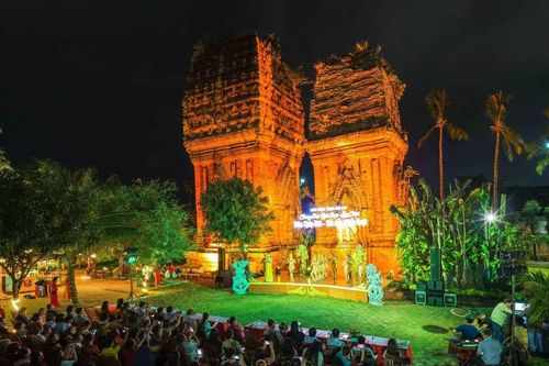 Khai mạc chương trình nghệ thuật 'Đêm tháp Đôi - Sắc màu huyền thoại'