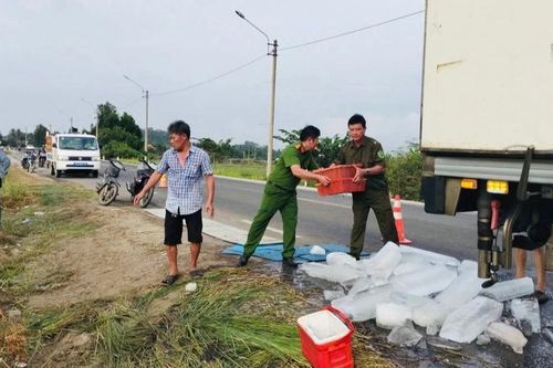 Xe chở tôm bị lật, Công an Hoài Nhơn Bắc kịp thời hỗ trợ bốc dỡ hàng hóa