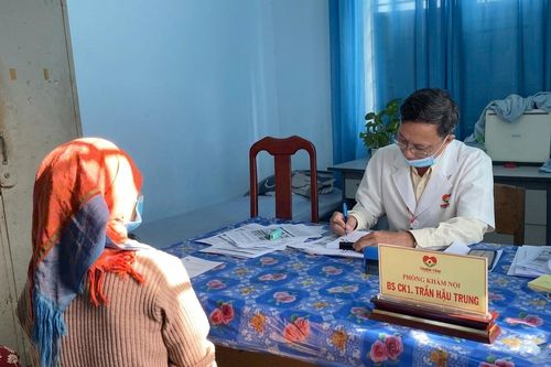 Khám sức khỏe miễn phí cho 120 phụ nữ và hội viên Hội Chữ thập đỏ xã Khánh Vĩnh