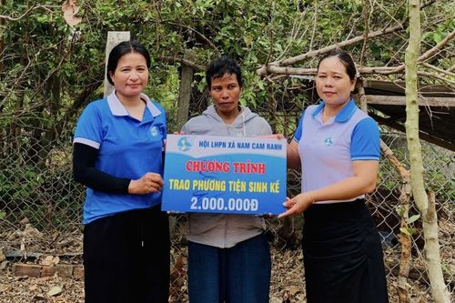 Xã Nam Cam Ranh trao phương tiện sinh kế cho hội viên phụ nữ có hoàn cảnh khó khăn