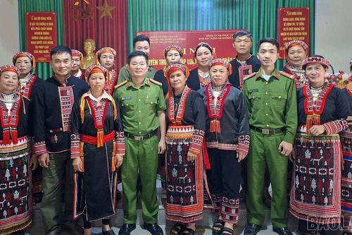 Công an xã Phúc Lợi ra quân tuyên truyền pháp luật về an ninh, trật tự
