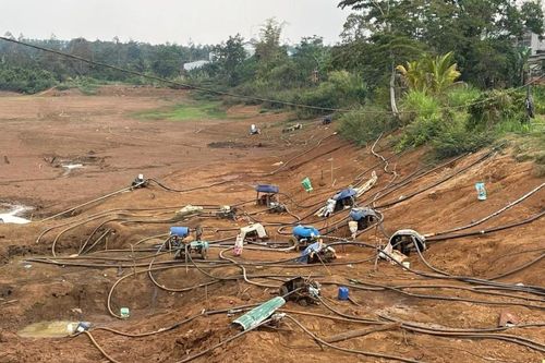 Nông dân dồn sức cấp bách chống hạn