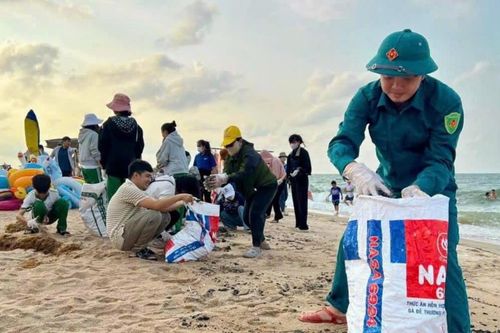 Đồng loạt ra quân làm sạch môi trường biển, sẵn sàng mùa du lịch hè 2026