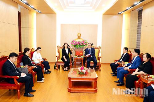Đồng chí Phó Chủ tịch UBND tỉnh Đặng Thanh Sơn tiếp xã giao Đoàn đại biểu châu Văn Sơn và châu Hồng Hà (tỉnh Vân Nam, Trung Quốc)