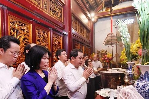 Đoàn đại biểu Thành phố Hà Nội dâng hương tưởng niệm các Vua Hùng