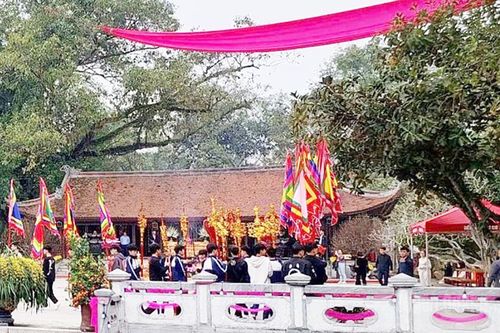 Dải lụa đào ở Đền Mẫu Âu Cơ