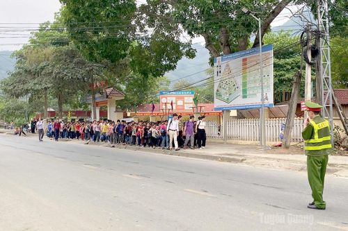 Công an xã Minh Tân thiết lập 'luồng xanh' giúp học sinh đến trường an toàn