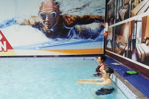 Khi người lớn bắt đầu học bơi