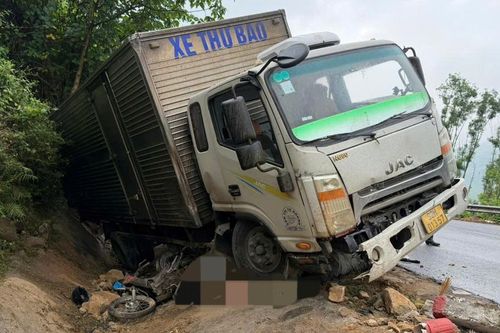 Ô tô tải va chạm xe máy trên QL1A qua Đắk Lắk, hai người thương vong