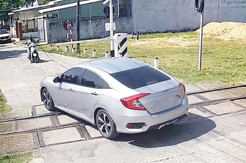 Ô tô vượt đèn báo đường sắt bị xử phạt thế nào?