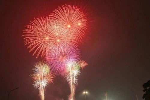 Hà Nội bắn pháo hoa trong chương trình 'Âm vang Tổ quốc' tối 28/4