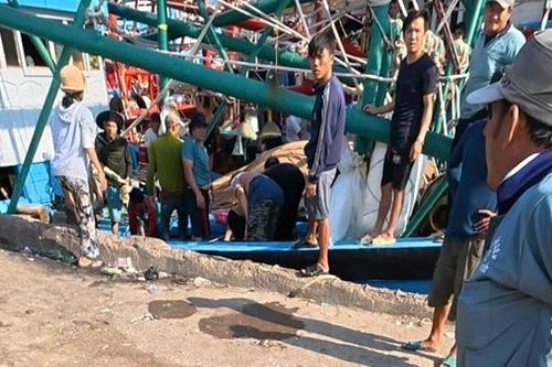 Ngạt khí dưới hầm tàu cá, 2 anh em phải đi cấp cứu