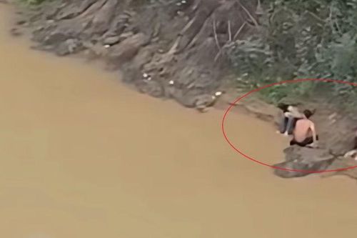 Lời kể của 2 nam sinh lao xuống sông cứu bạn: 'Chỉ nghĩ phải cứu người thật nhanh'