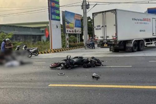 Hai người thương vong khi xe máy tông xe tải đang rẽ vào cây xăng