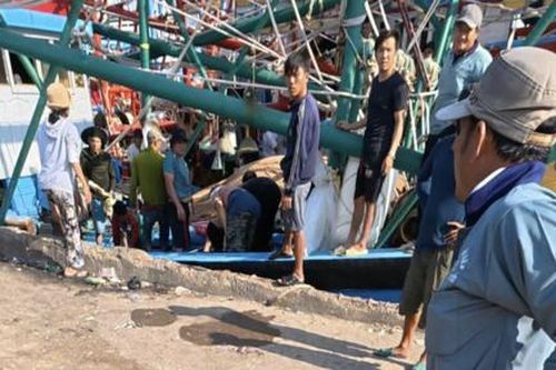 Hai lao động bốc vác ngạt khí trong tàu cá nguy kịch
