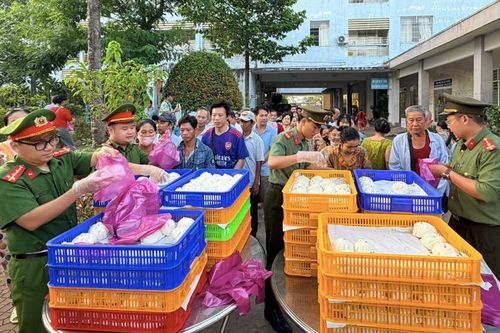 Công an tỉnh An Giang: Trao tặng 600 suất ăn cho bệnh nhân nghèo
