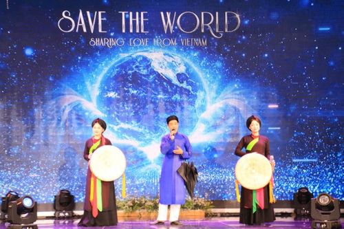 Từ sân khấu đến bệnh viện, nghệ sĩ viola Nguyệt Thu khởi động dự án âm nhạc 'Save The World'